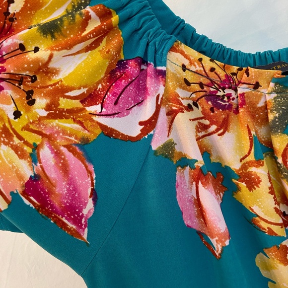 Outback Red, Short Sleeved Floral Top, Size M - Picture 6 of 9